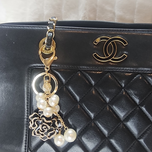 COPY - Black and Gold Camellia Keychain/Bag Charm - Picture 3 of 3